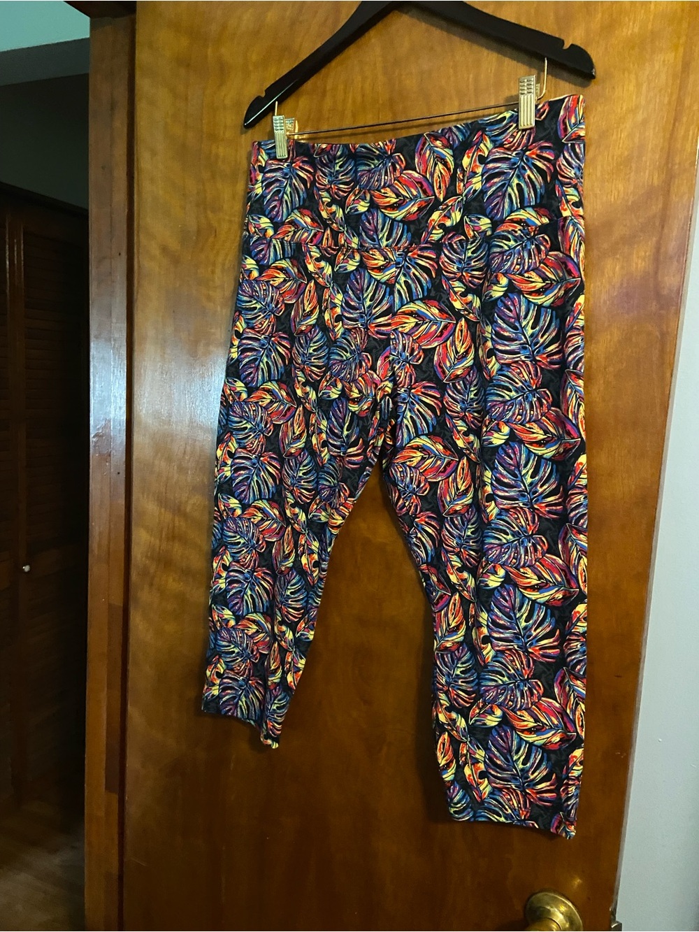 Plus-Size Tropical Leaf Print Capris in Multicolor